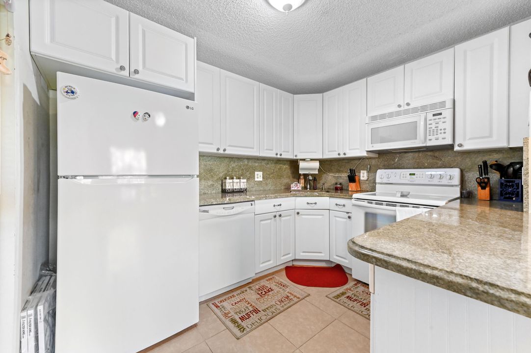 Active With Contract: $160,000 (2 beds, 2 baths, 924 Square Feet)