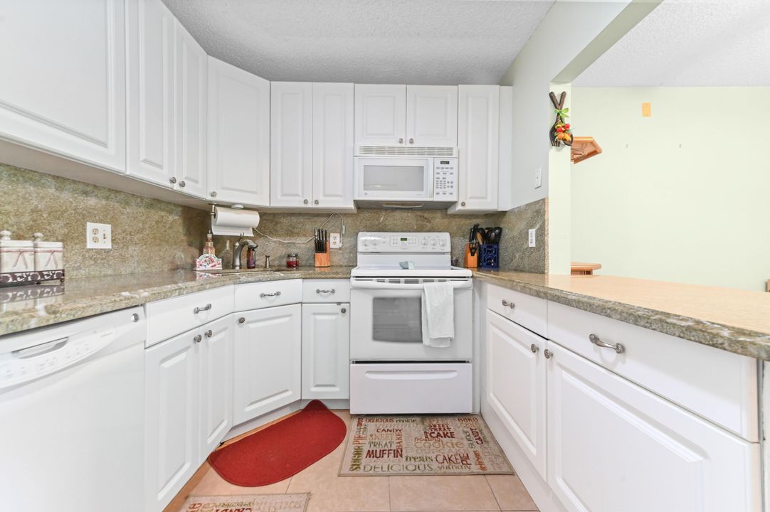 Active With Contract: $160,000 (2 beds, 2 baths, 924 Square Feet)