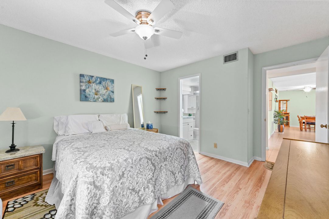 Active With Contract: $160,000 (2 beds, 2 baths, 924 Square Feet)