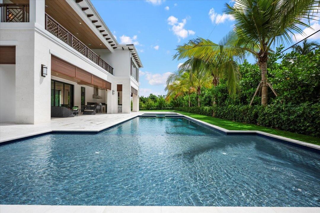 Active With Contract: $10,895,000 (7 beds, 6 baths, 6315 Square Feet)