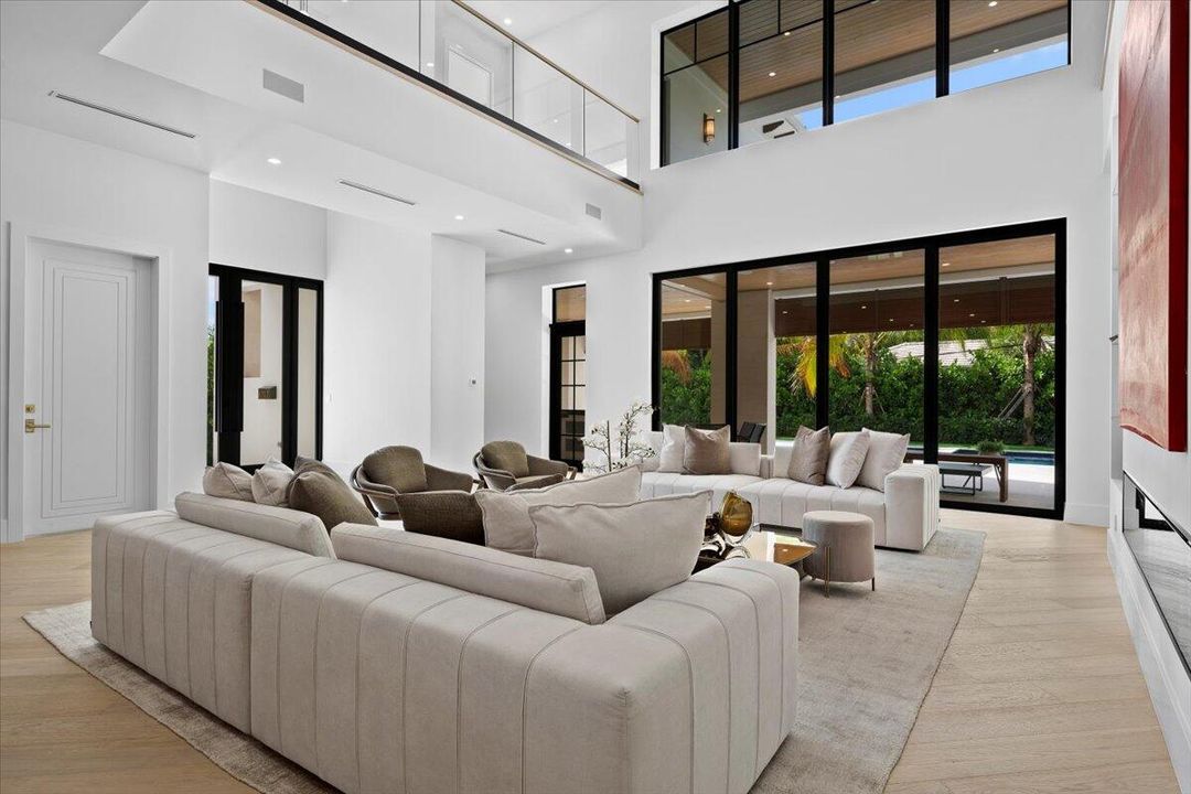 Active With Contract: $10,895,000 (7 beds, 6 baths, 6315 Square Feet)