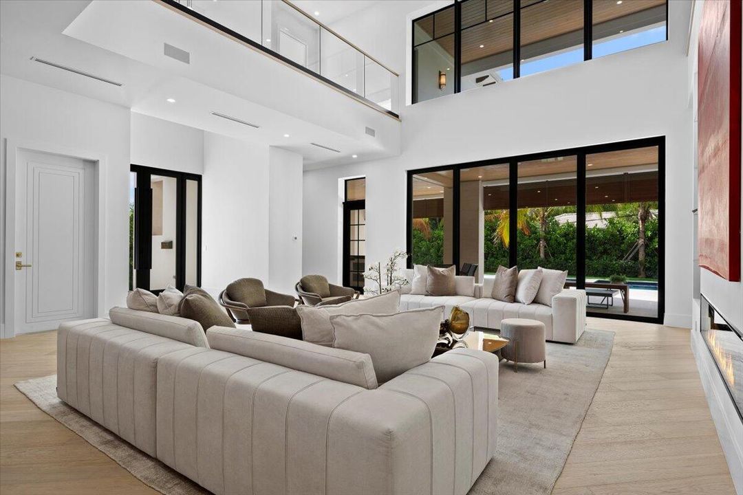 Active With Contract: $10,895,000 (7 beds, 6 baths, 6315 Square Feet)