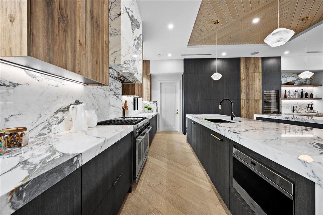 Active With Contract: $10,895,000 (7 beds, 6 baths, 6315 Square Feet)