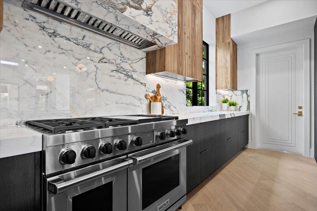 Active With Contract: $10,895,000 (7 beds, 6 baths, 6315 Square Feet)