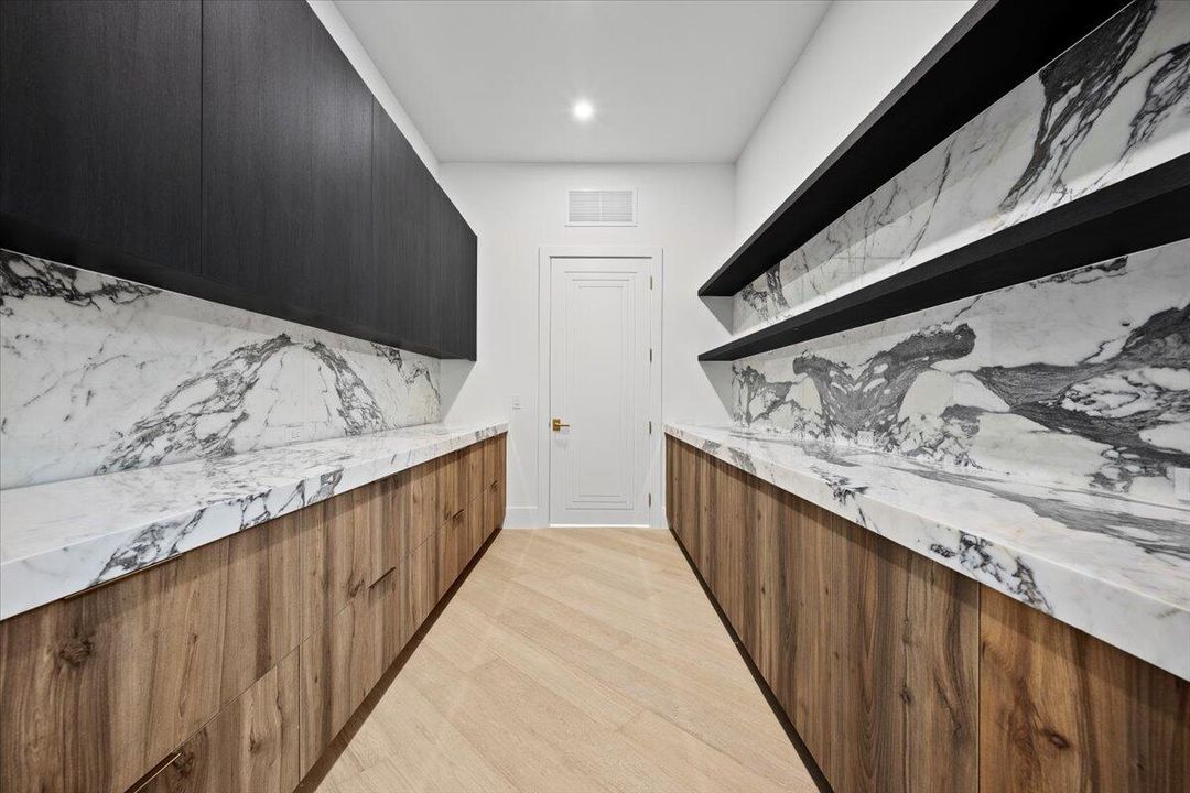 Active With Contract: $10,895,000 (7 beds, 6 baths, 6315 Square Feet)