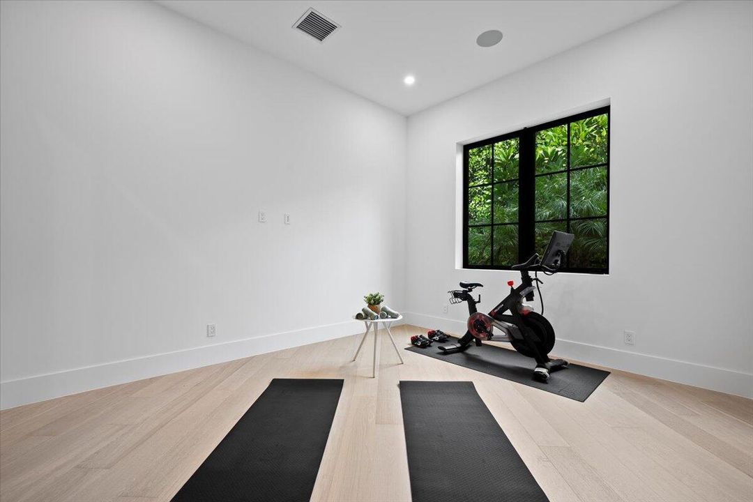 Active With Contract: $10,895,000 (7 beds, 6 baths, 6315 Square Feet)