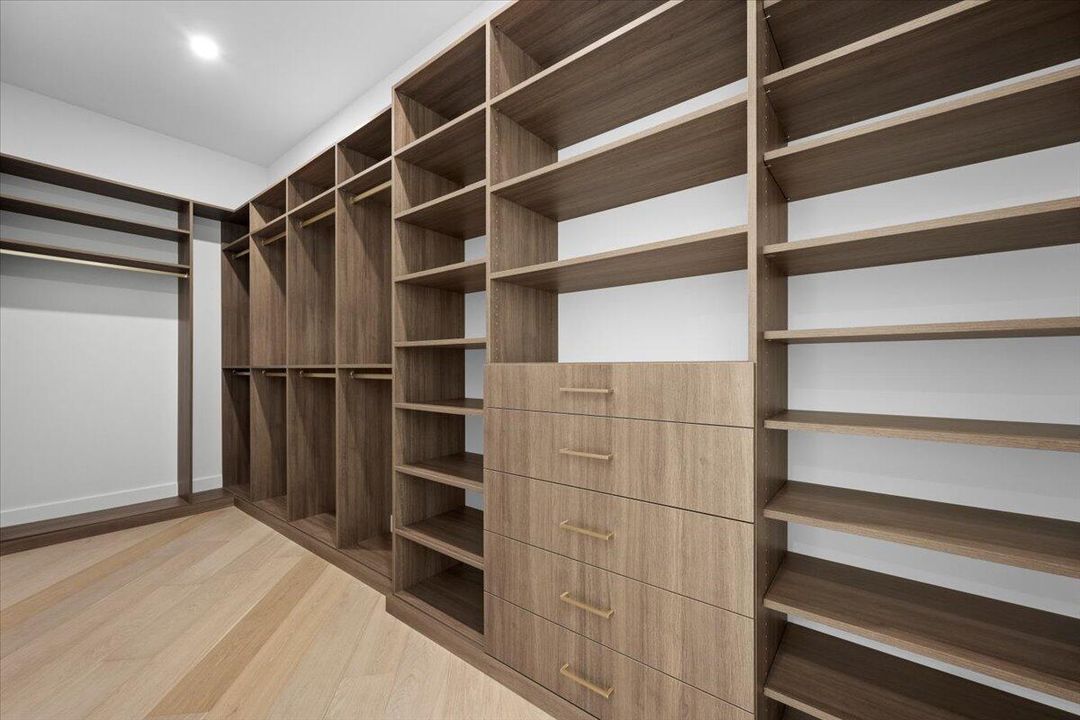 Active With Contract: $10,895,000 (7 beds, 6 baths, 6315 Square Feet)