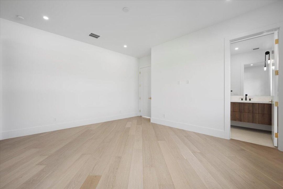 Active With Contract: $10,895,000 (7 beds, 6 baths, 6315 Square Feet)