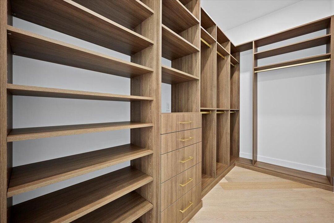 Active With Contract: $10,895,000 (7 beds, 6 baths, 6315 Square Feet)