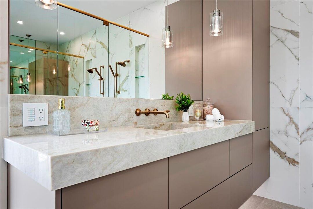 Active With Contract: $10,895,000 (7 beds, 6 baths, 6315 Square Feet)