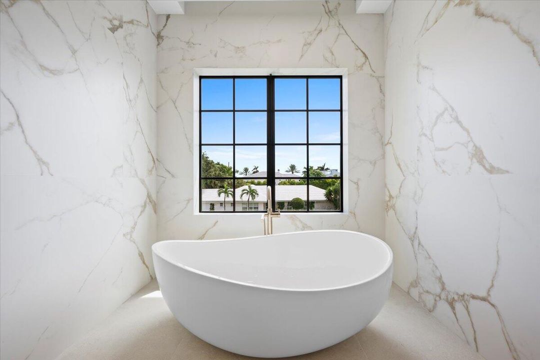 Active With Contract: $10,895,000 (7 beds, 6 baths, 6315 Square Feet)