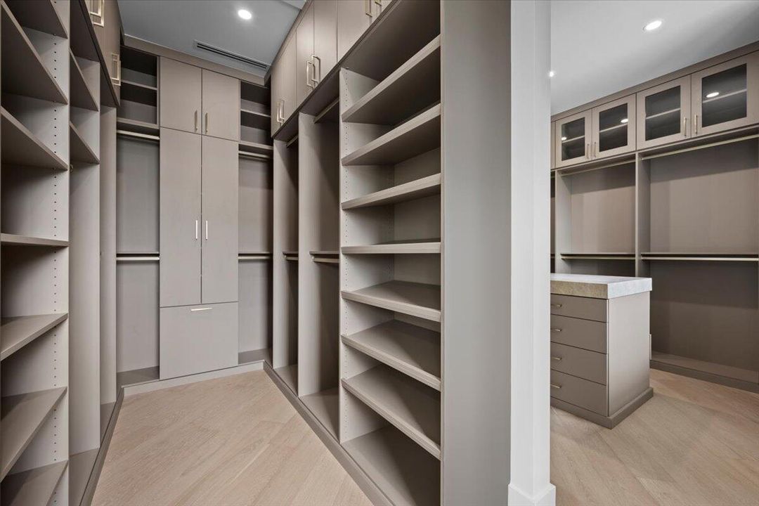 Active With Contract: $10,895,000 (7 beds, 6 baths, 6315 Square Feet)