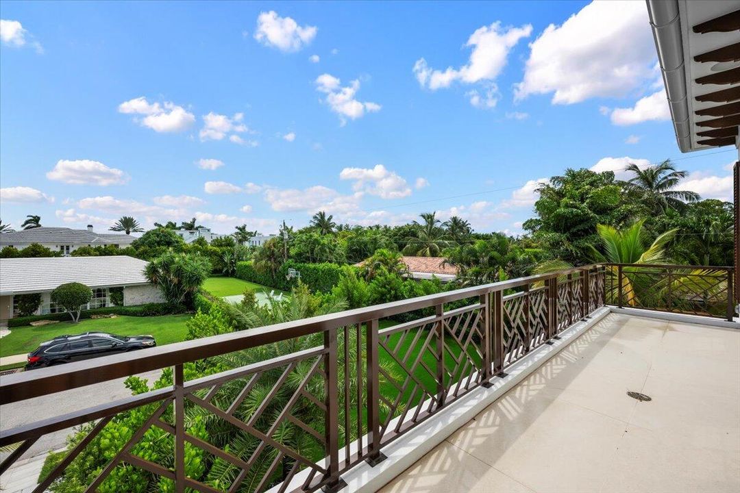 Active With Contract: $10,895,000 (7 beds, 6 baths, 6315 Square Feet)