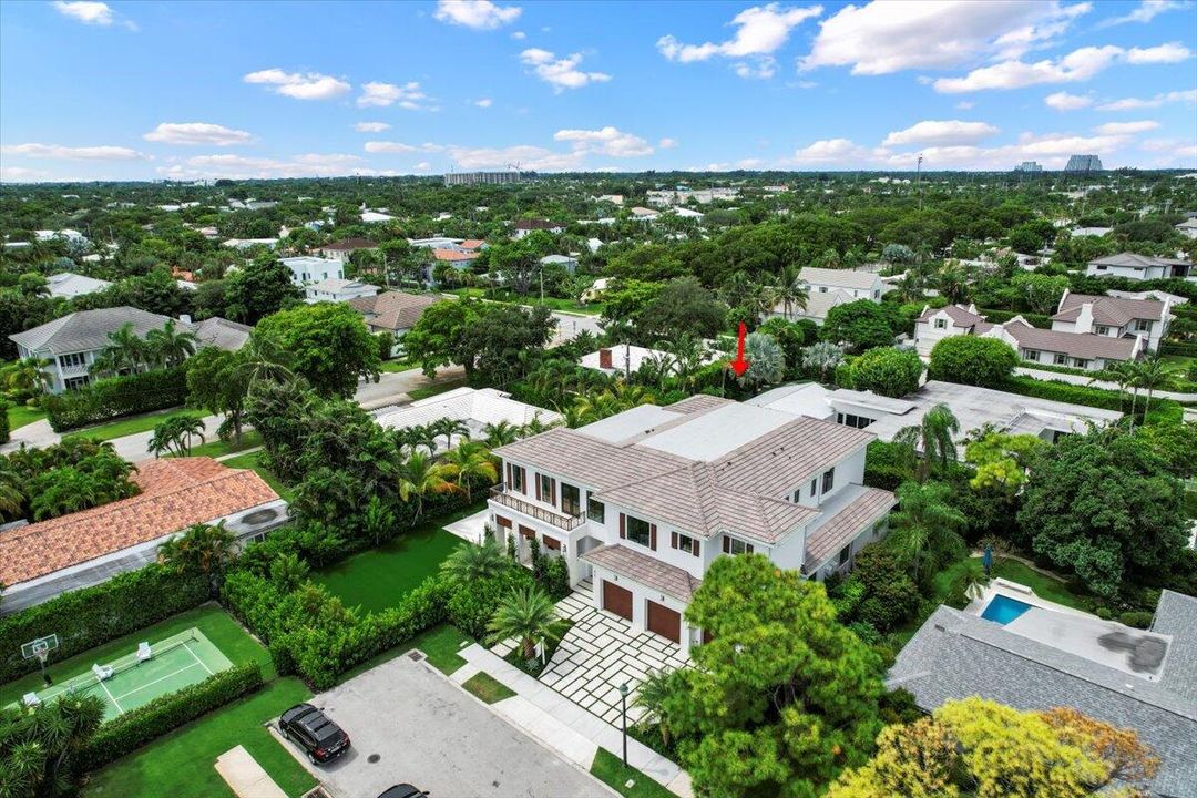 Active With Contract: $10,895,000 (7 beds, 6 baths, 6315 Square Feet)