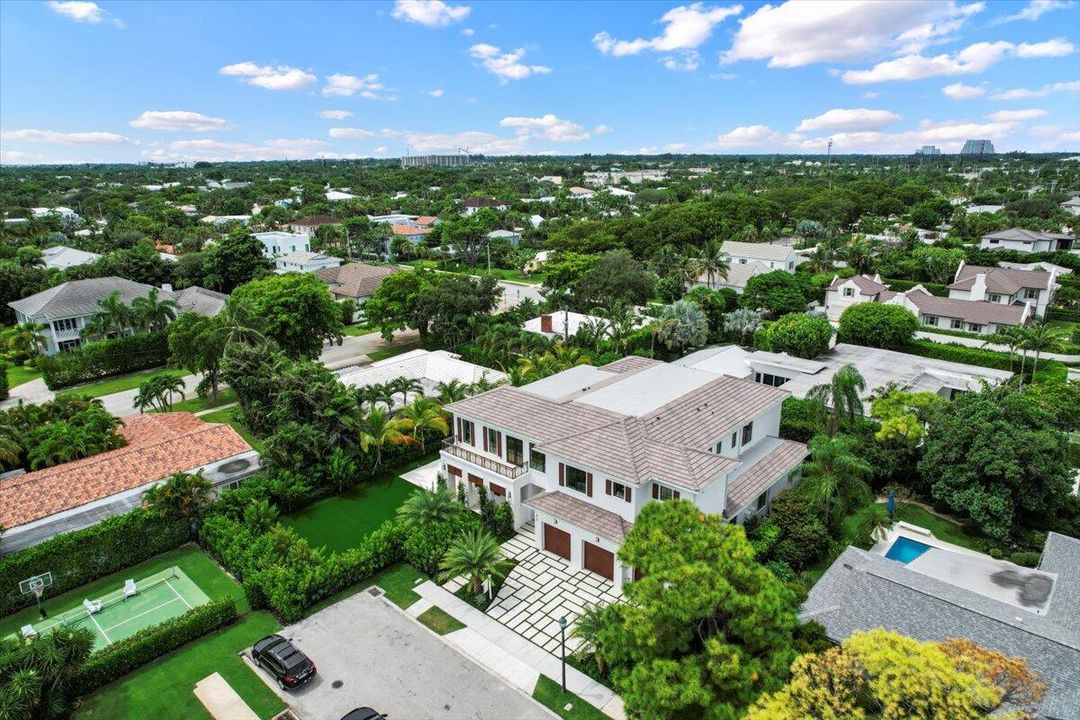 Active With Contract: $10,895,000 (7 beds, 6 baths, 6315 Square Feet)