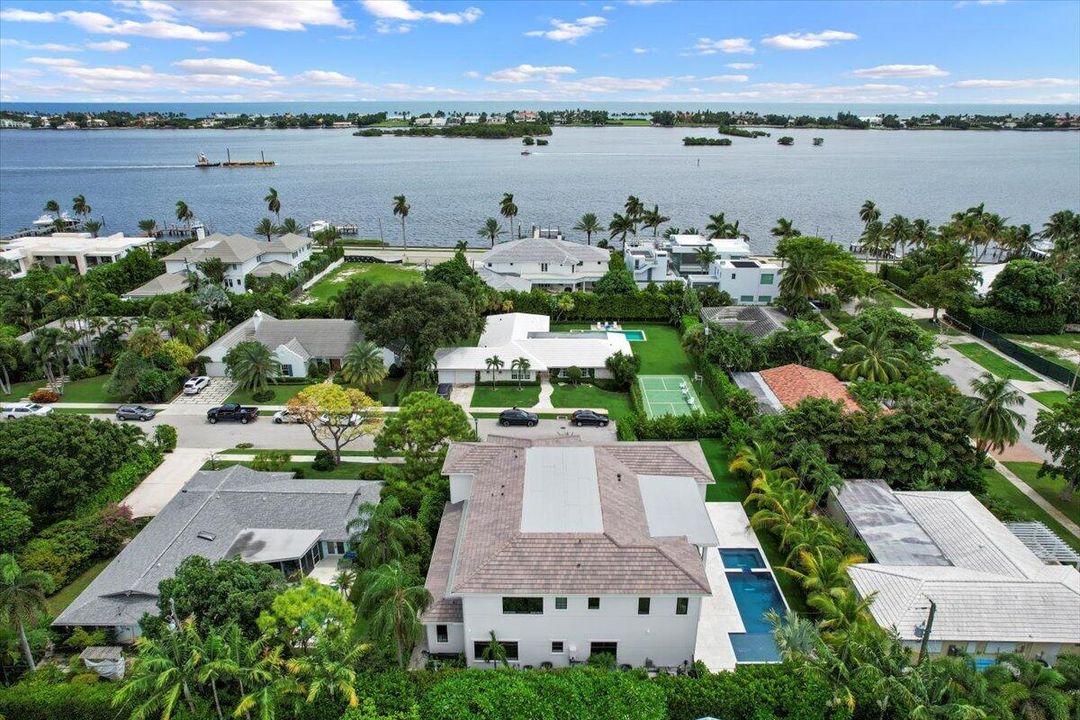 Active With Contract: $10,895,000 (7 beds, 6 baths, 6315 Square Feet)