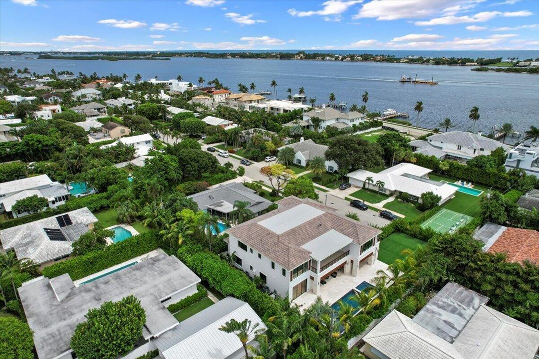 Active With Contract: $10,895,000 (7 beds, 6 baths, 6315 Square Feet)