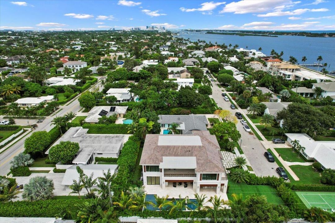 Active With Contract: $10,895,000 (7 beds, 6 baths, 6315 Square Feet)