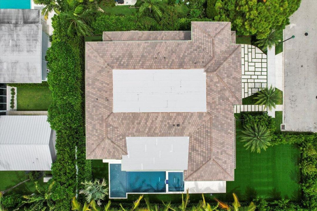 Active With Contract: $10,895,000 (7 beds, 6 baths, 6315 Square Feet)