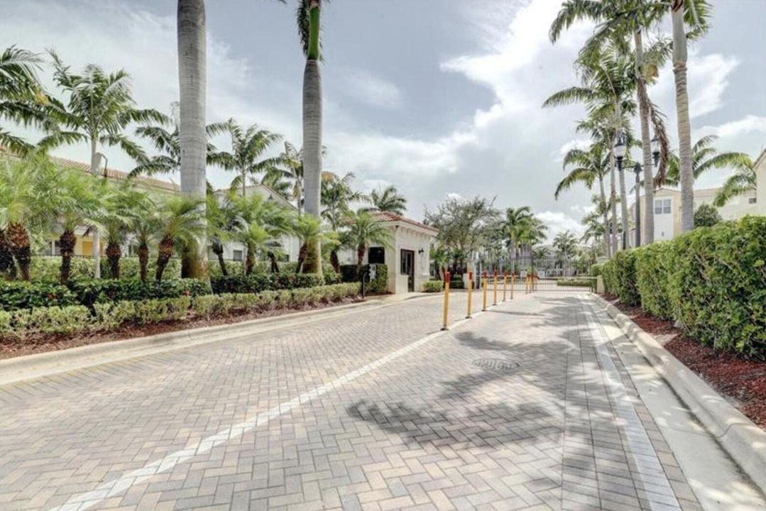 合同活跃: $3,500 (3 贝兹, 2 浴室, 2230 平方英尺)