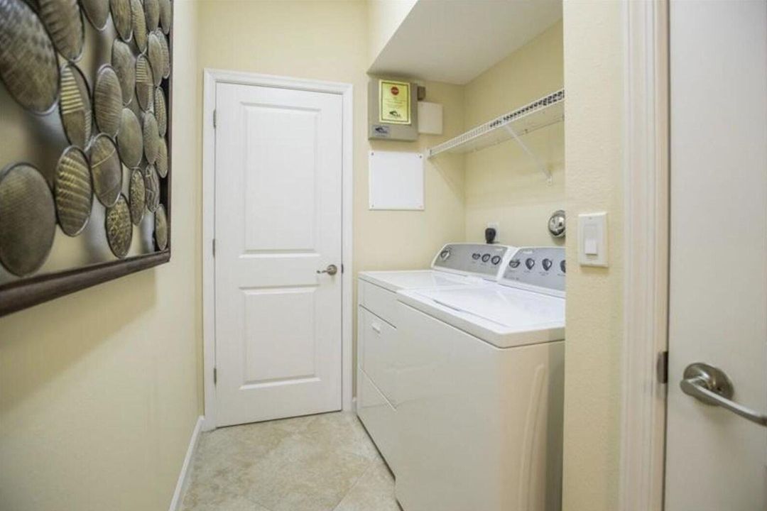 合同活跃: $3,500 (3 贝兹, 2 浴室, 2230 平方英尺)