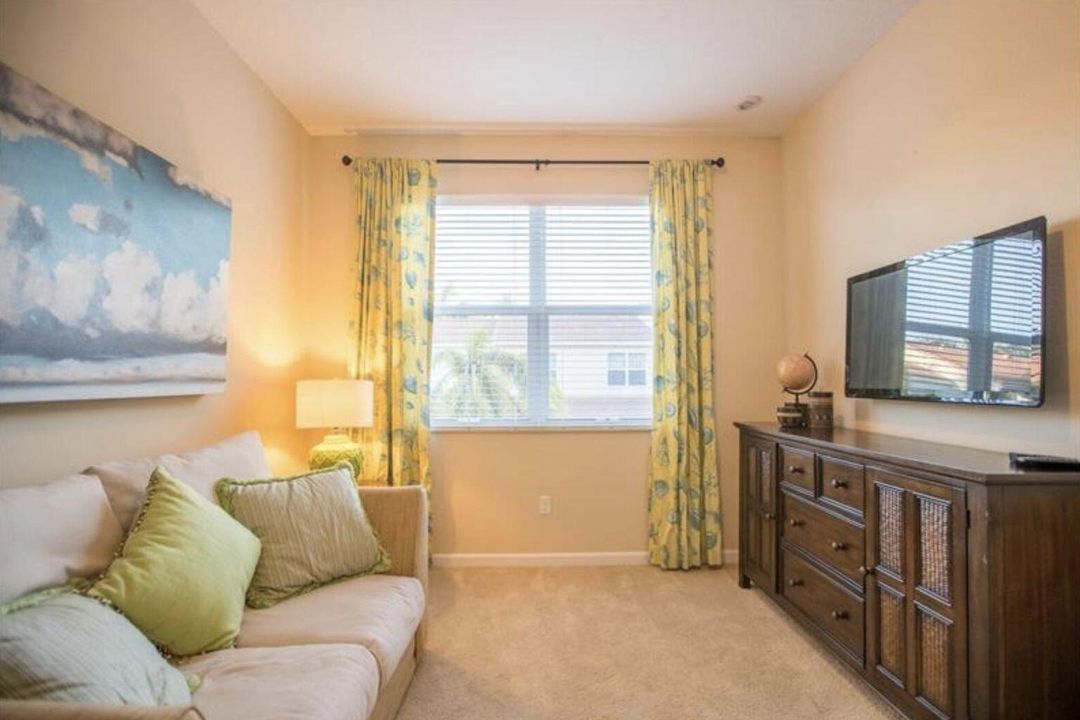 合同活跃: $3,500 (3 贝兹, 2 浴室, 2230 平方英尺)