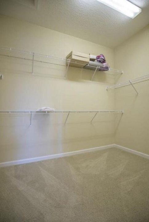 合同活跃: $3,500 (3 贝兹, 2 浴室, 2230 平方英尺)