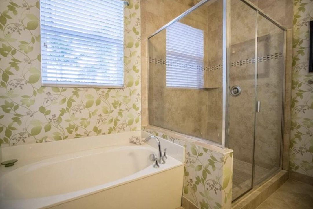 合同活跃: $3,500 (3 贝兹, 2 浴室, 2230 平方英尺)