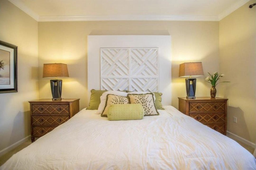 合同活跃: $3,500 (3 贝兹, 2 浴室, 2230 平方英尺)