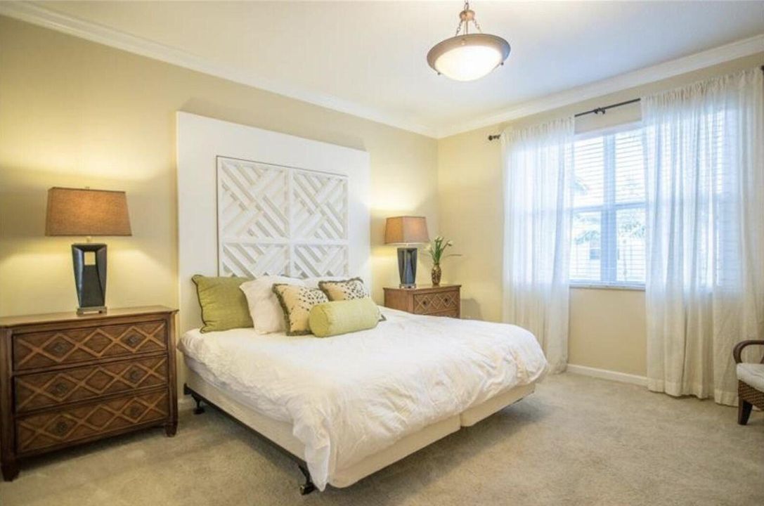 合同活跃: $3,500 (3 贝兹, 2 浴室, 2230 平方英尺)