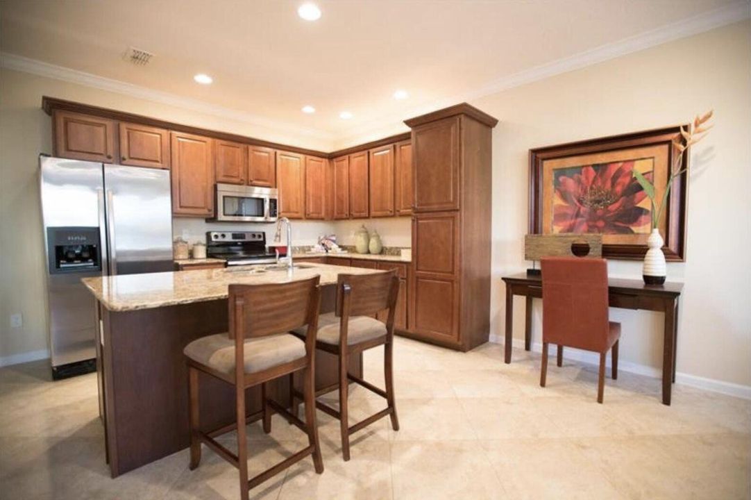 合同活跃: $3,500 (3 贝兹, 2 浴室, 2230 平方英尺)