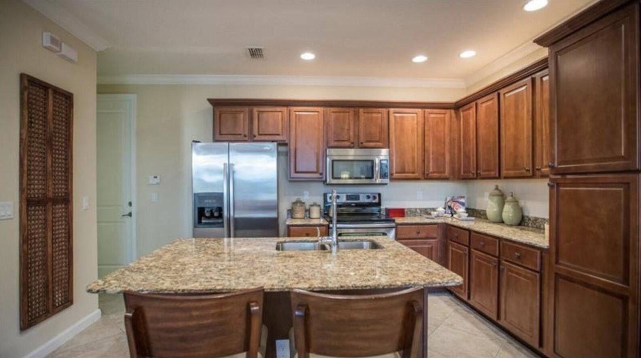 合同活跃: $3,500 (3 贝兹, 2 浴室, 2230 平方英尺)