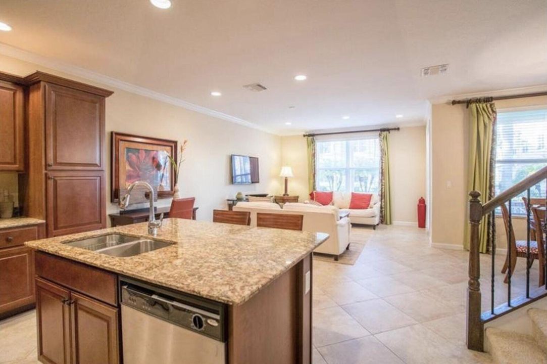 合同活跃: $3,500 (3 贝兹, 2 浴室, 2230 平方英尺)