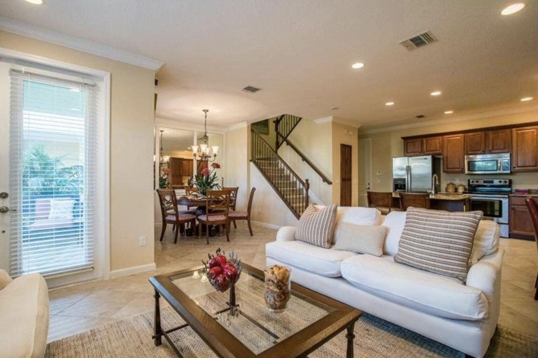 合同活跃: $3,500 (3 贝兹, 2 浴室, 2230 平方英尺)