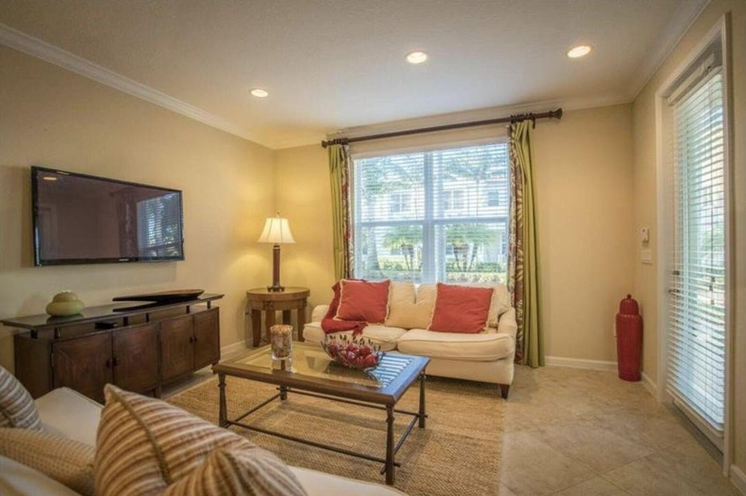 合同活跃: $3,500 (3 贝兹, 2 浴室, 2230 平方英尺)