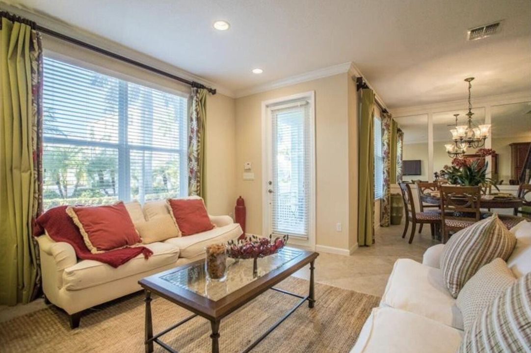 合同活跃: $3,500 (3 贝兹, 2 浴室, 2230 平方英尺)