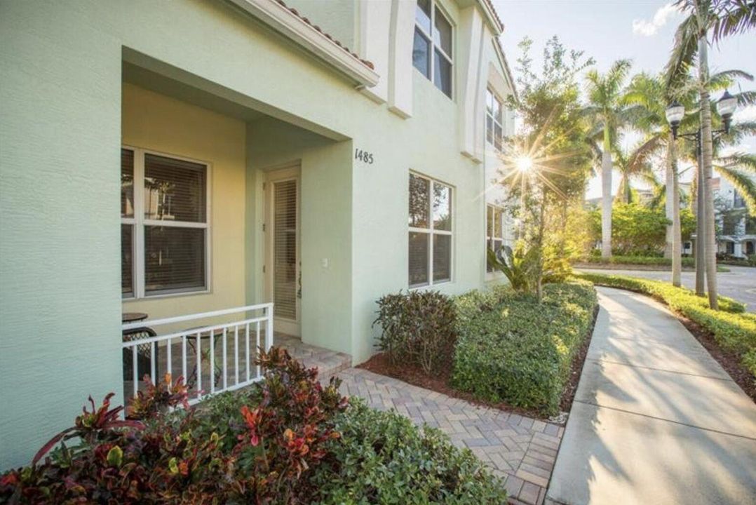 合同活跃: $3,500 (3 贝兹, 2 浴室, 2230 平方英尺)