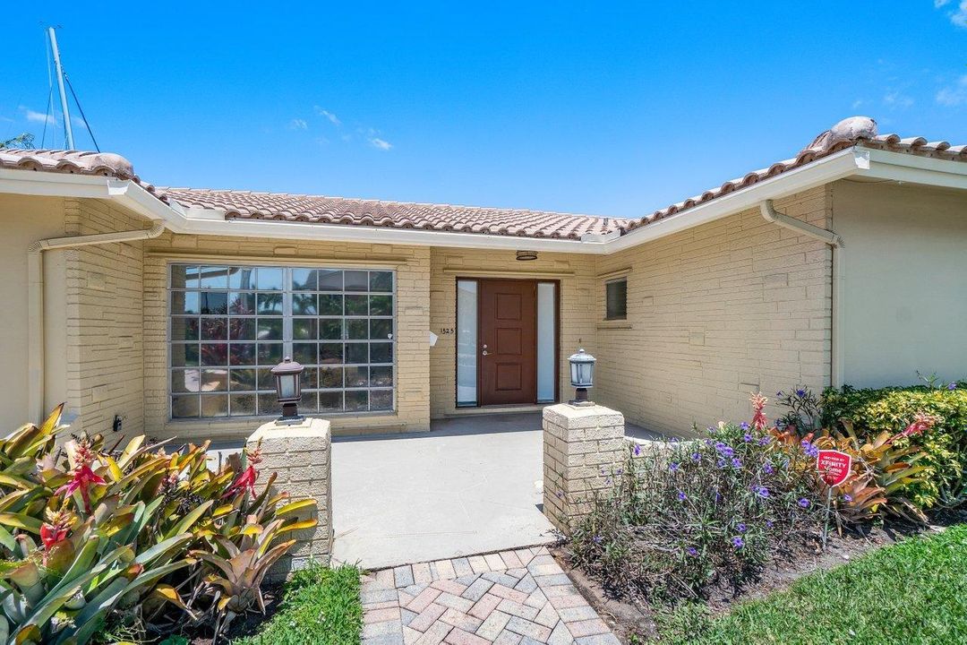 For Sale: $1,825,000 (4 beds, 2 baths, 1978 Square Feet)