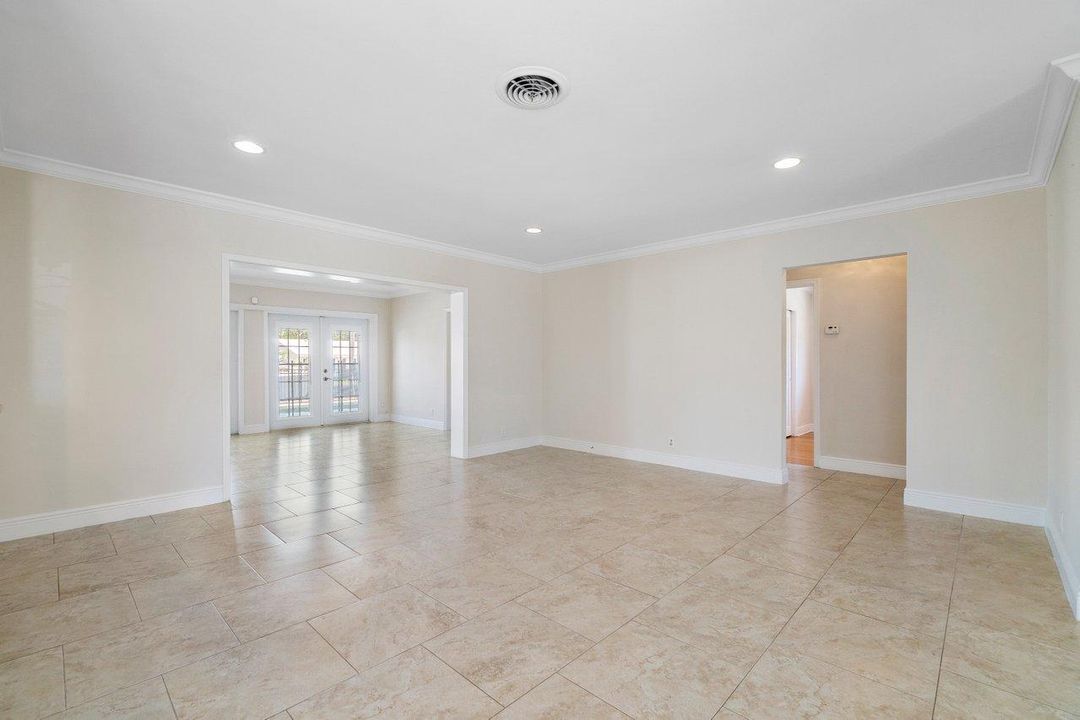 For Sale: $1,825,000 (4 beds, 2 baths, 1978 Square Feet)