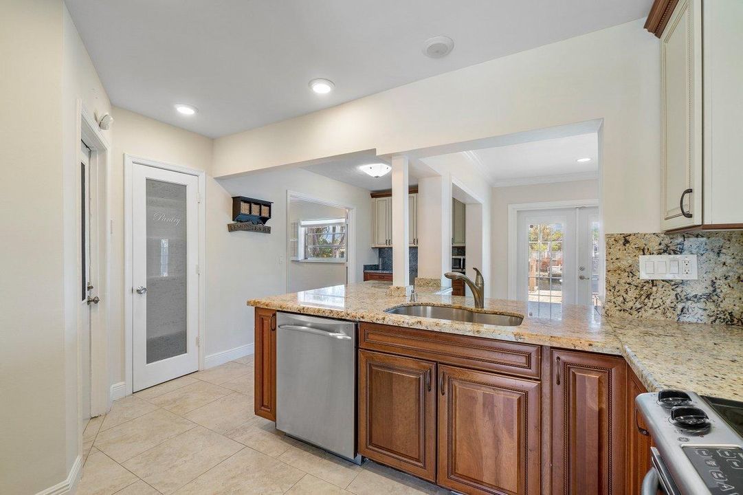 For Sale: $1,825,000 (4 beds, 2 baths, 1978 Square Feet)