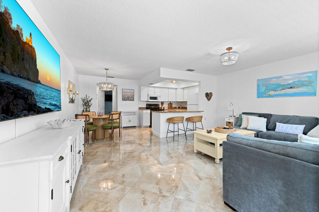 For Sale: $229,900 (1 beds, 1 baths, 685 Square Feet)