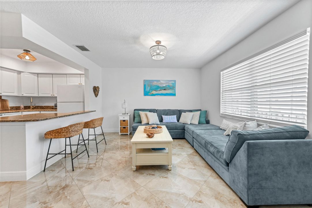 For Sale: $229,900 (1 beds, 1 baths, 685 Square Feet)