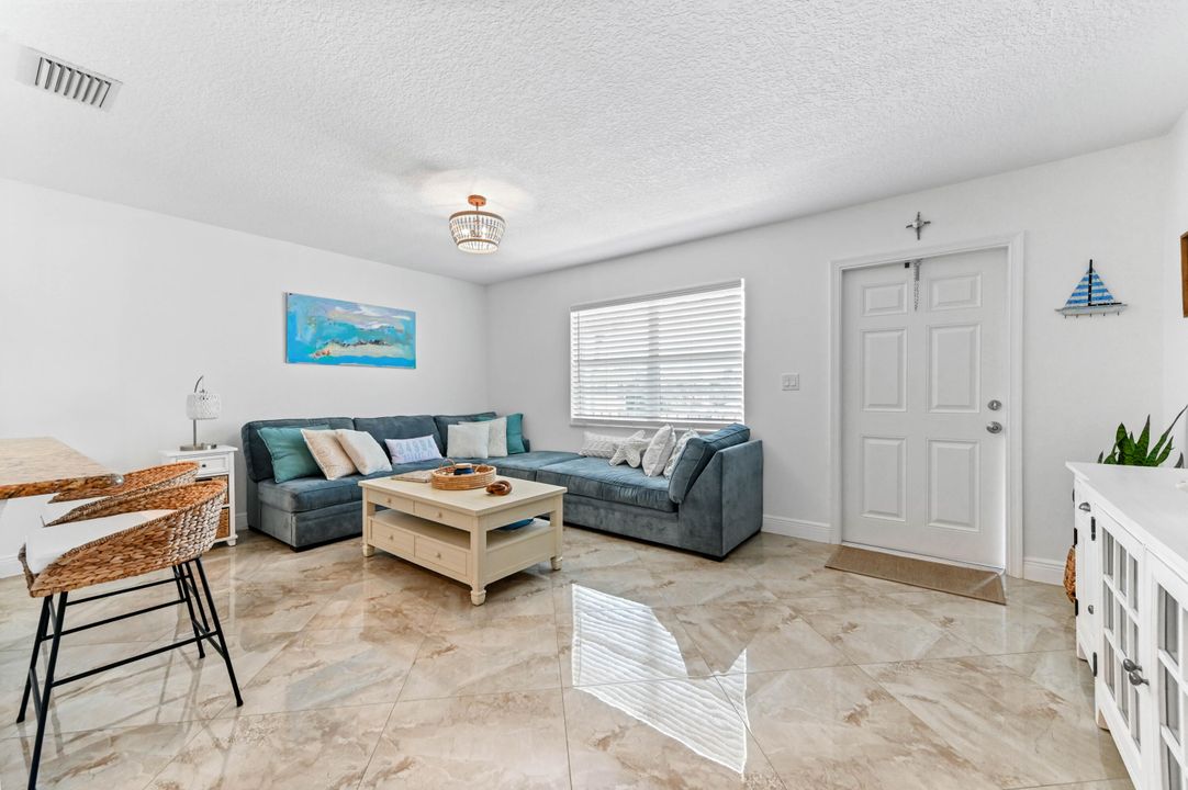 For Sale: $229,900 (1 beds, 1 baths, 685 Square Feet)