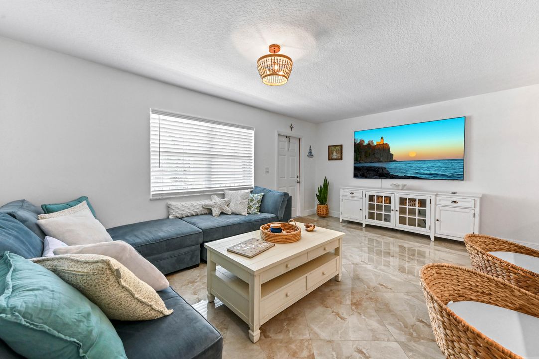 For Sale: $229,900 (1 beds, 1 baths, 685 Square Feet)