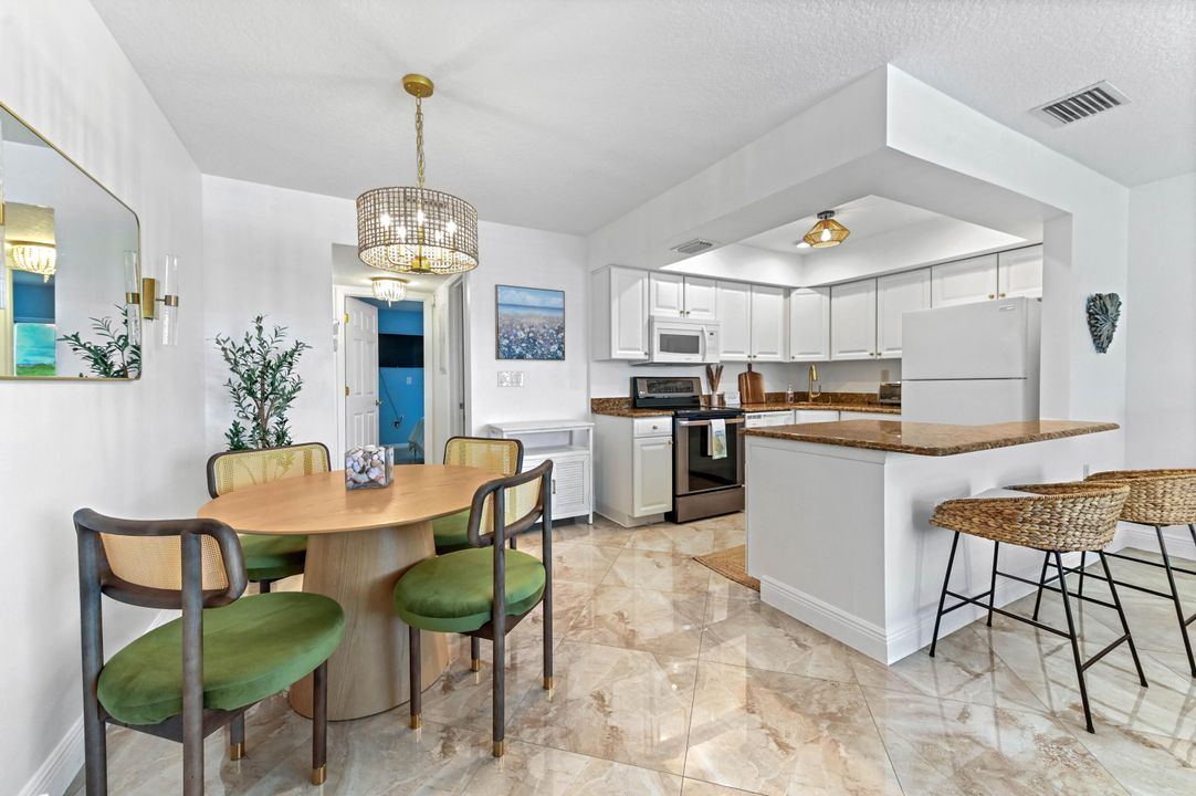 For Sale: $229,900 (1 beds, 1 baths, 685 Square Feet)