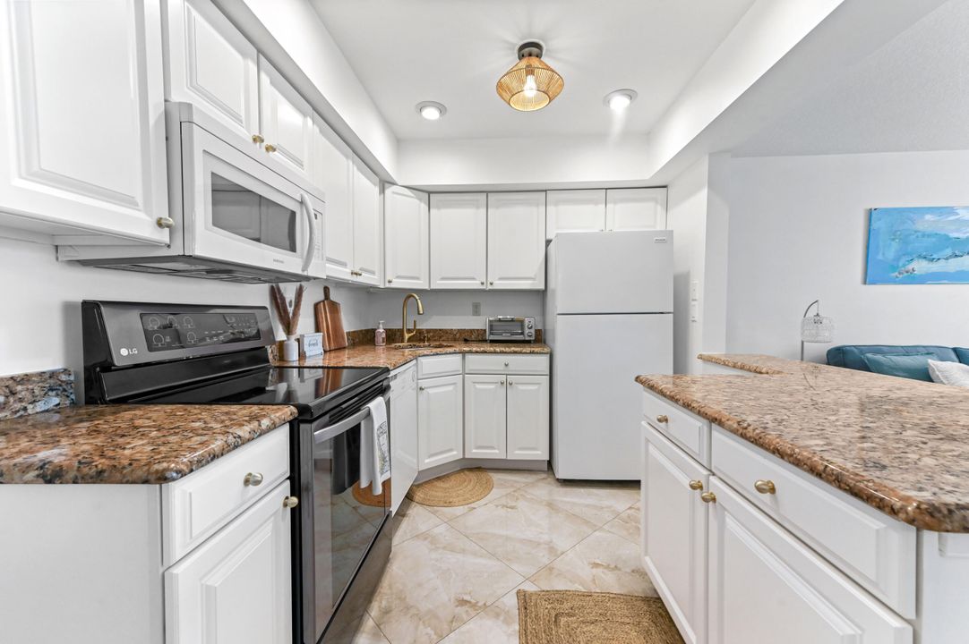 For Sale: $229,900 (1 beds, 1 baths, 685 Square Feet)