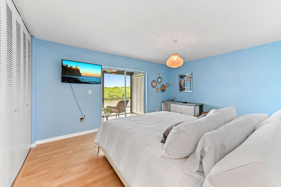 For Sale: $229,900 (1 beds, 1 baths, 685 Square Feet)