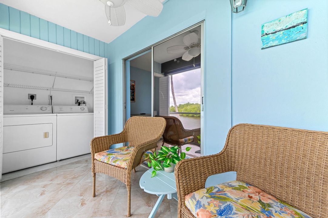 For Sale: $229,900 (1 beds, 1 baths, 685 Square Feet)