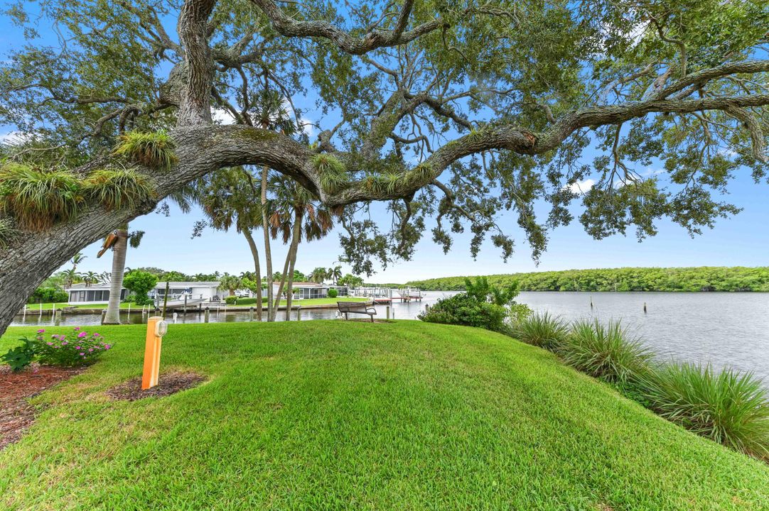 For Sale: $229,900 (1 beds, 1 baths, 685 Square Feet)