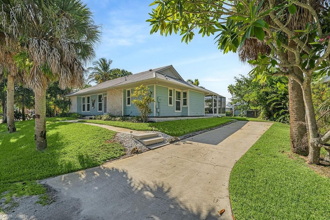 For Sale: $800,000 (3 beds, 2 baths, 1613 Square Feet)